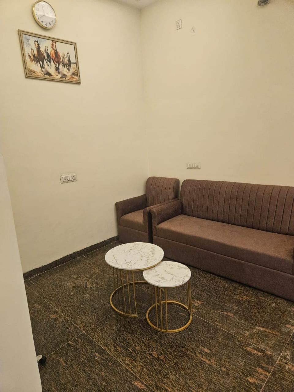 Ashirwaad 249 Acomodação com café da manhã Grander Noida Exterior foto