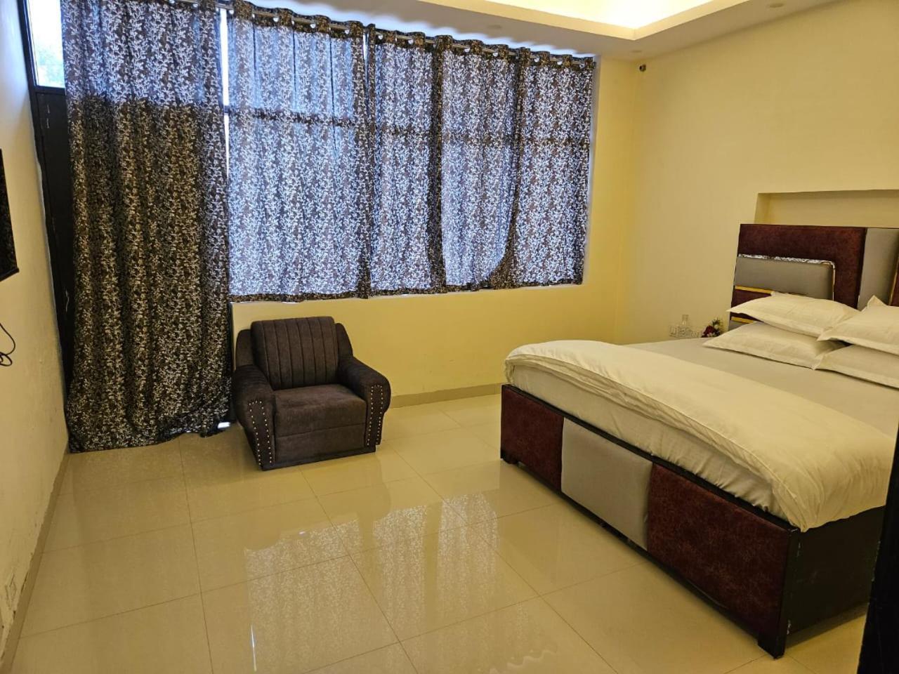 Ashirwaad 249 Acomodação com café da manhã Grander Noida Exterior foto